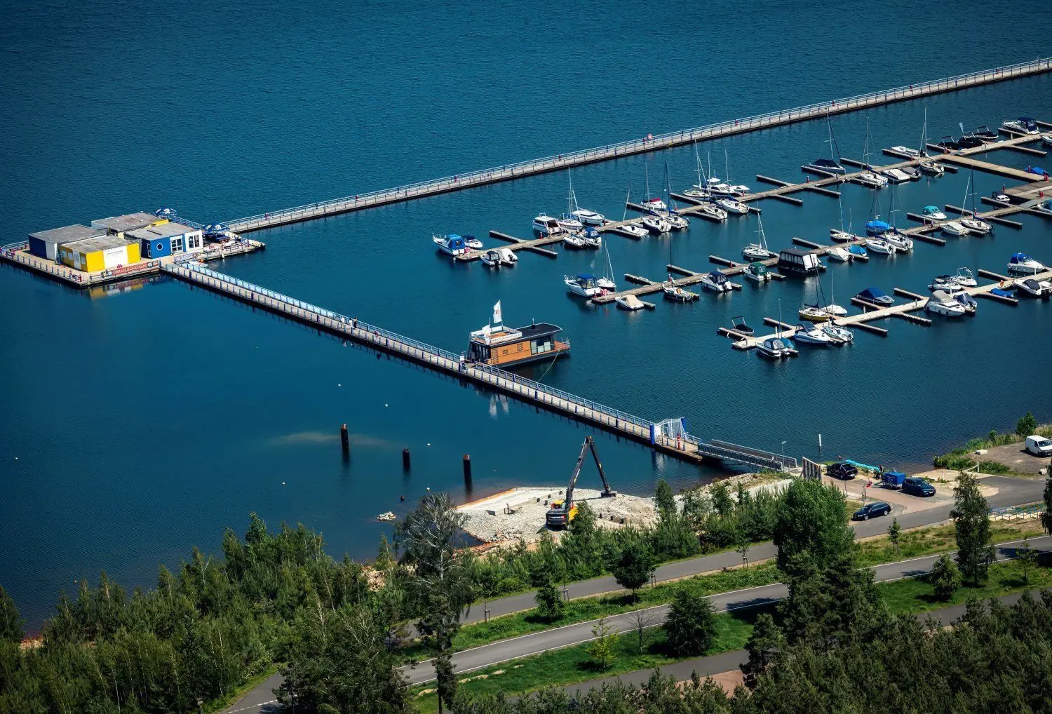 Am Hafen in Klitten werden weitere schwimmende Häuser im März festgemacht.