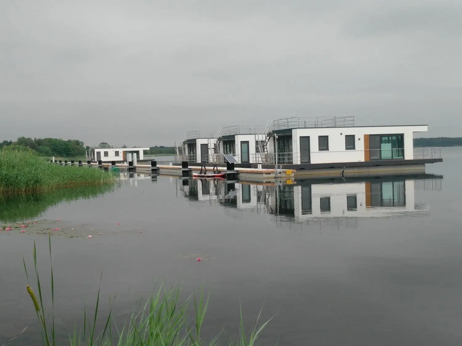 Die neue Steganlage am Gräbendorfer See mit vier weiteren schwimmenden Häusern in Laasow.
