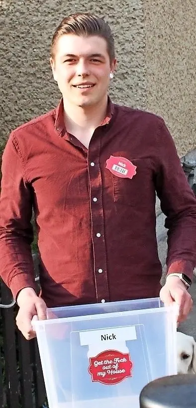 „Get the F*ck out of my House“-Kandidat Nick Miersch zeigt die Kiste, in die alles Hab und Gut für die Zeit in dem Haus passen musste: „Man überlegt, welches T-Shirt ist am saugfähigsten, sodass ich es auch als Handtuch nehmen kann.“