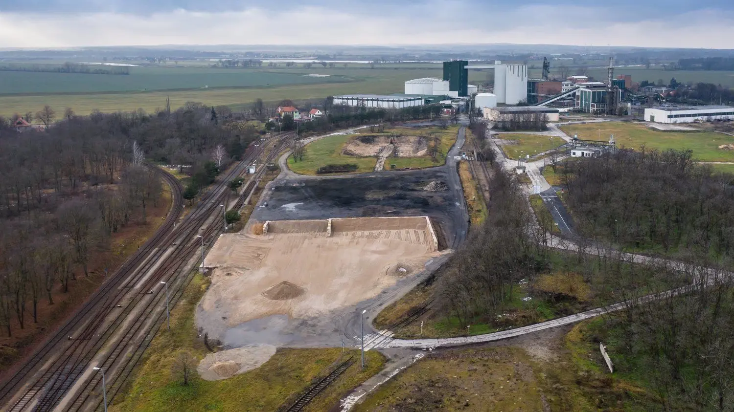 Firma Hülskens, die in Liebersee (Sachsen) ein Kieswerk betreibt, verlädt auf dem Gelände der Zuckerfabrik Brottewitz Kies und nutzt den Bahnanschluss.