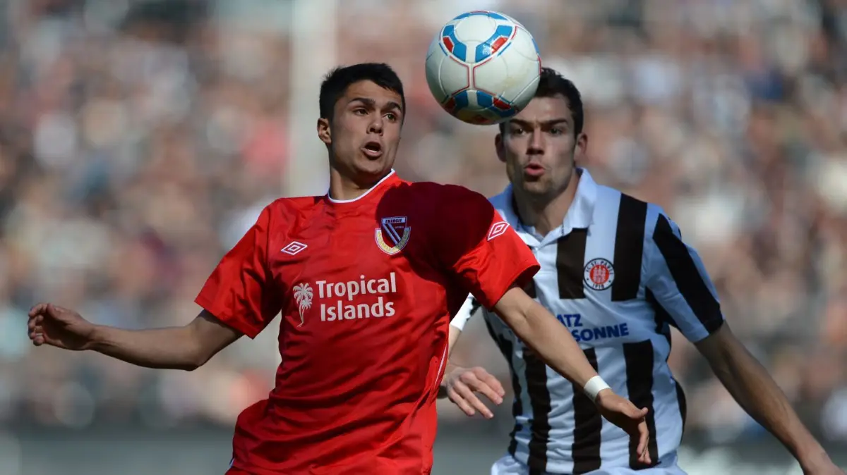 Leonardo Bittencourt (links) im Trikot Energie Cottbus: Bis 2012 spielte er für den FCE und wechselte anschließend zu Borussia Dortmund.
Fußball 2. Bundesliga 27. Spieltag: FC St. Pauli - Energie Cottbus am Sonntag (25.03.2012) im Millerntorstadion in Hamburg. St. Paulis Sebastian Schachten (r) und Leonardo Bittencourt von Cottbus kämpfen um den Ball. Foto: Marcus Brandt dpa/lno (Achtung Sperrfrist! Die DFL erlaubt die Weiterverwertung der Bilder im IPTV, Mobilfunk und durch sonstige neue Technologien erst zwei Stunden nach Spielende. Die Publikation und Weiterverwertung im Internet ist während des Spiels auf insgesamt fünfzehn Bilder pro Spiel begrenzt.) ++ +++ dpa-Bildfunk +++