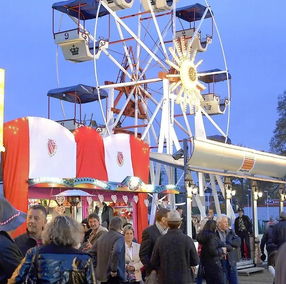 Riesenrad, Schießbude sowie zahlreiche Gäste und Fans auf dem Festgelände in der "Alten Chemiefabrik" in Cottbus. Fotos: Michael Helbig