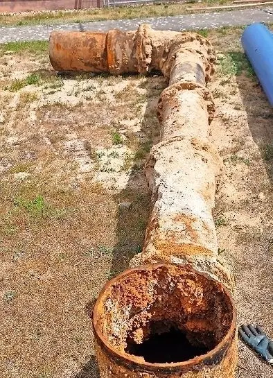 Ein Teil der alten, inkrustierten DN-400-Leitung aus Stahl.