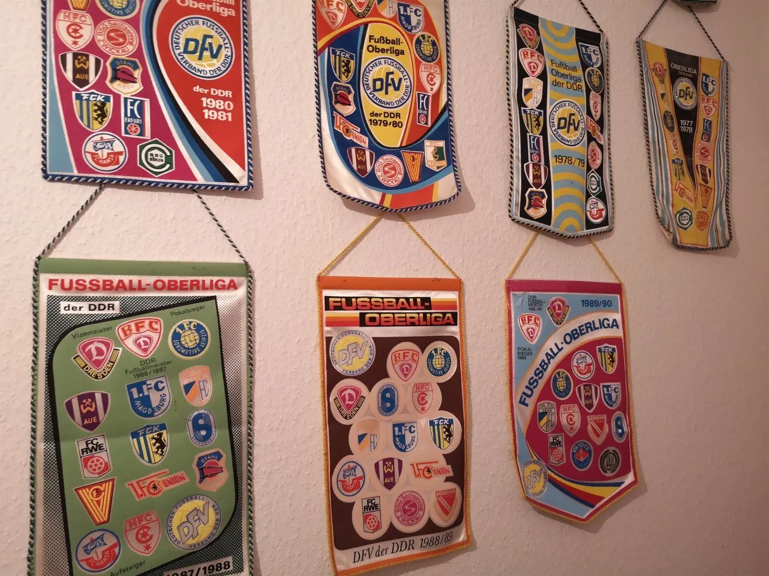 Da ist sie, die Lücke, über die sich Maik Hengmith immer noch ärgert: Unten rechts müsste eigentlich ein Wimpel aus der letzten DDR-Oberliga Saison 1990/91 hängen. Doch das Stück kostet mehr als 100 Euro. Zu viel für den Sammler.
