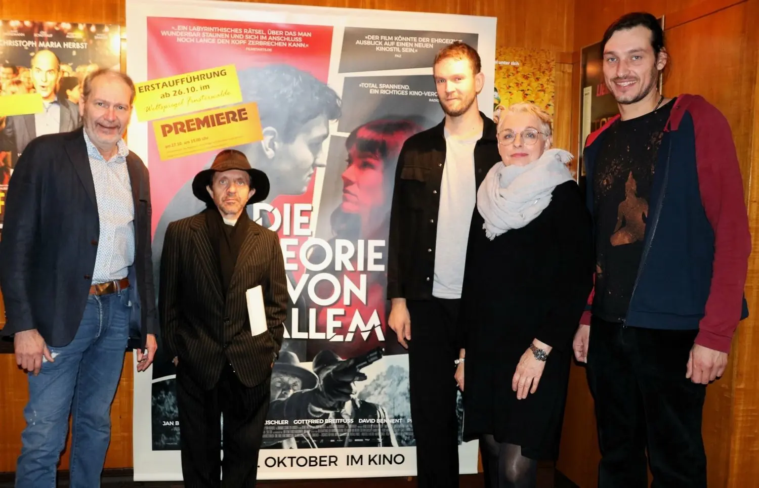 Filmpremiere "Die Theorie von Allem" in Finsterwalde: Regisseur Timm Kröger (Mitte) mit Schauspieler David Bennent (mit Hut) sowie Sabine und Torsten (l.) und Max Siegert (r.)