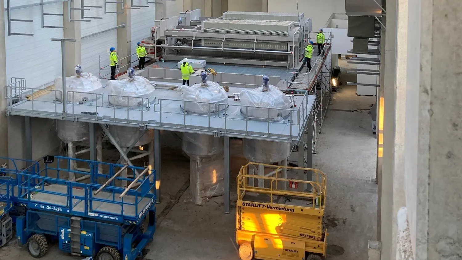 Ein Blick in die neue Halle der Lebensmittelfabrik in Golßen. In rund einem Jahr sollen dort Fasern aus Erbsen produziert werden.