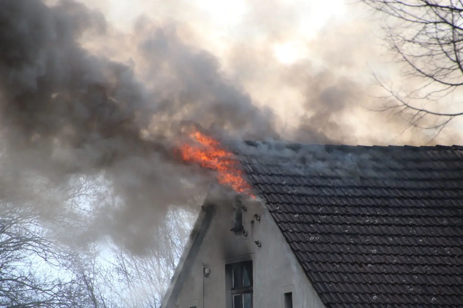 In einem Wohngebäude in Ruben im Landkreis Spree-Neiße ist am Sonntag (26. März) ein Feuer ausgebrochen. Der Dachstuhl des Einfamilienhauses brannte in voller Ausdehnung.