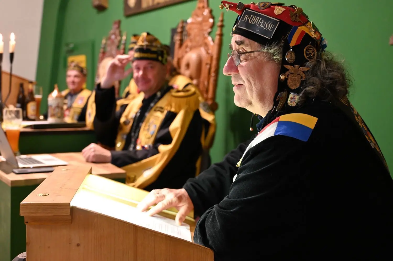 Kostra statt Bütt, Rüstung statt Kostüm: Sowohl Schlaraffen auch Karnevalisten haben in ihrer Anfangszeit die Mächtigen auf die Schippe genommen.