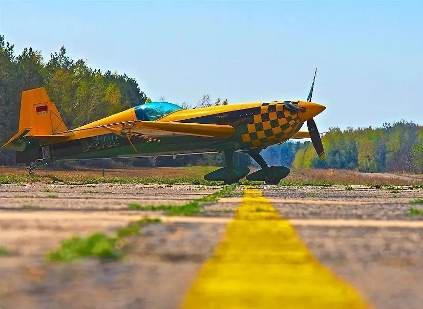 Die Extra 300 SHP passt mit ihrer Lackierung optisch perfekt zum Umfeld des Welzower Flugplatzes.