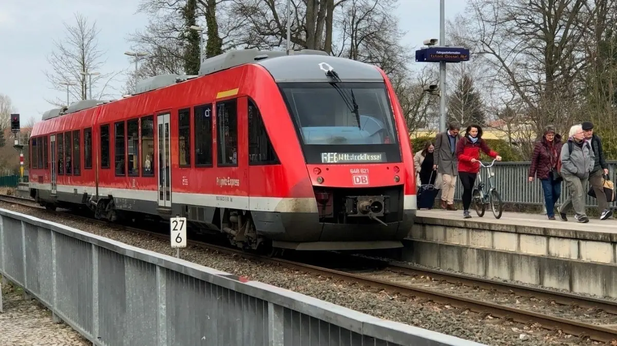Die Bahnreisenden und Pendler vom Region-Express RE6 (hier in Neuruppin) und von der Regionalbahn RB55 zwischen Kremmen/Velten und Hennigsdorf müssen sich Zugausfälle und Ersatzverkehr einstellen.
RE6 in Neuruppin Bahnhof Rheinsberger Tor