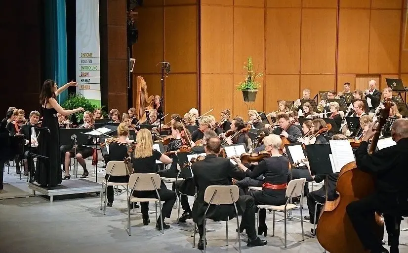 Das Sinfonische Orchester spielt unter Eva Meitner zum Abschluss der Hoyerswerdaer Musikfesttage 2019.