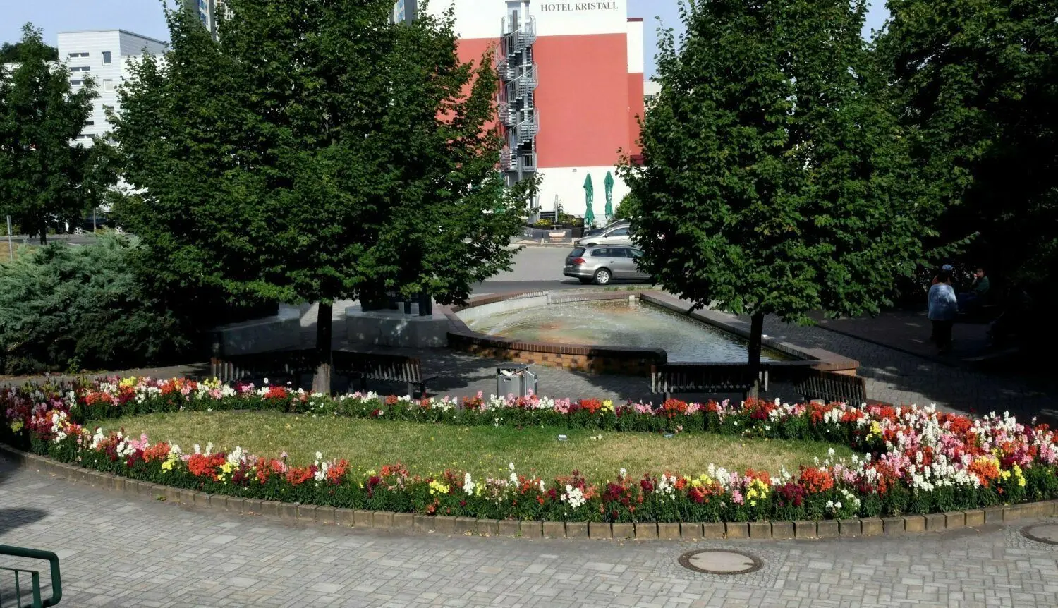 Nur von Weitem sieht das Areal am Boulevard schön aus. Sieht man genauer hin, wird es ganz schnell ecklig. Die Mitarbeiter des Wirtschaftshofes der Stadt Weißwaser kämpfen einen aussichtslosen Kampf.