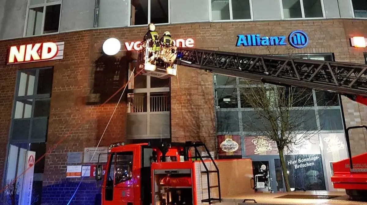 Kameraden der Freiwilligen Feuerwehr Lübbenau mussten in der Sturmnacht ausrücken, weil Yulia Schäden wie hier am Kolosseum  angerichtet hatte.