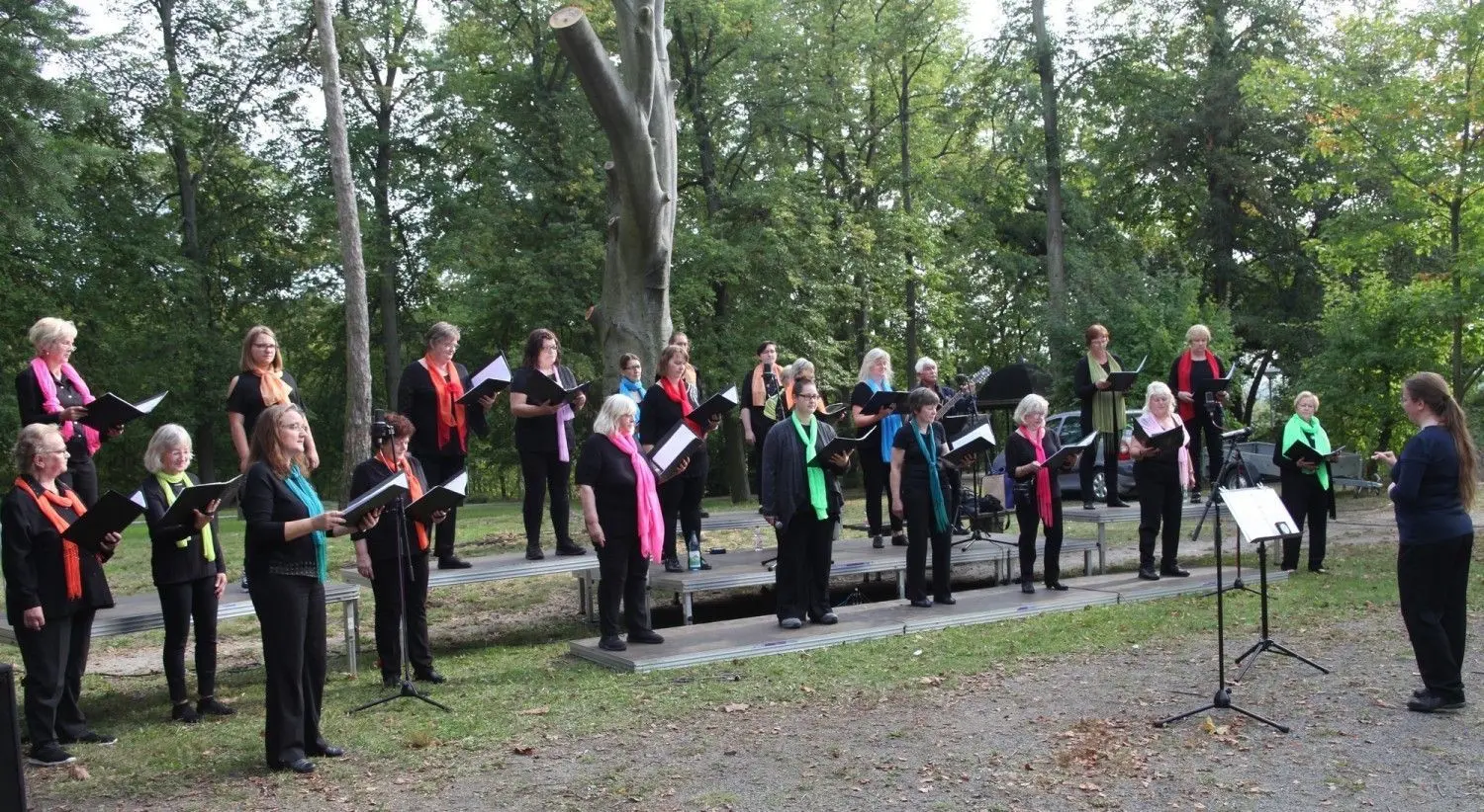 Der Stadtchor hat zum Tag der Deutschen Einheit im Spremberger Stadtpark gesungen.