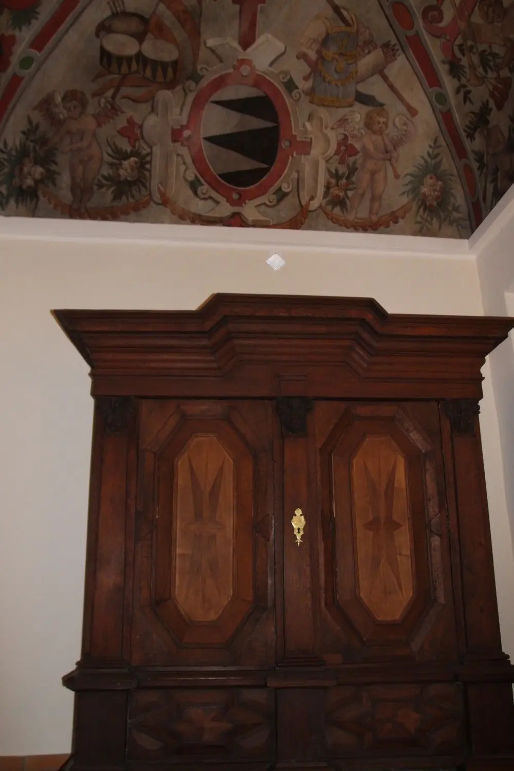 Der Schrank unter der bemalten Decke im Eingangsbereich gehört zu den wenigen Stücken im Schloss,  die noch aus der Zeit des Herzogs Heinrich stammen könnten.