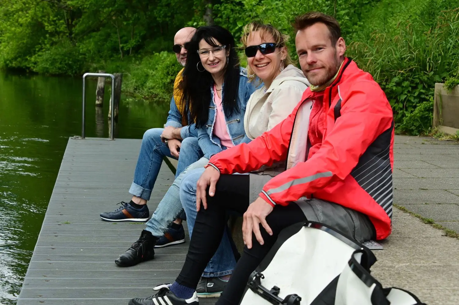 Michael und Juli Tröster aus Cottbus waren mit ihren Berliner Freunden Josefine Soyka und Michael Krüger (v.l.n.r.) und ihren Fahrrädern auf dem Weg zum Cottbuser Ostsee. Zuvor genossen sie am Spreeufer in Sandow eine kleine Pause.