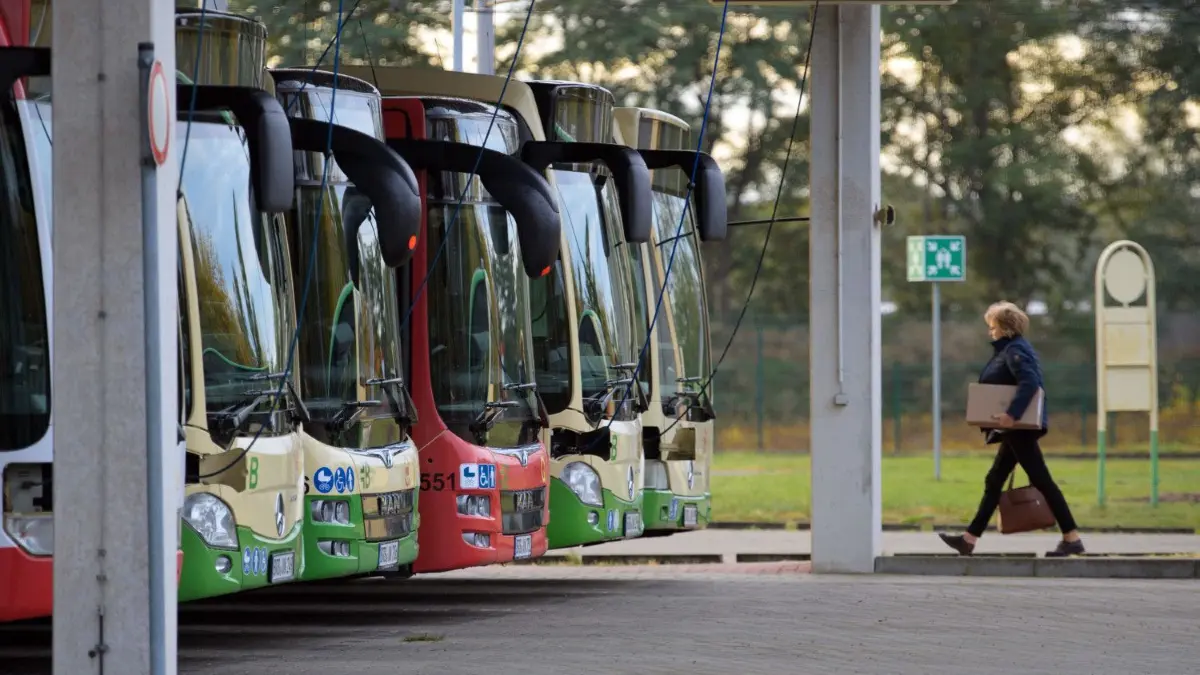 In Brandenburg gibt es neben einer Corona-Prämie auch mehr Gehalt. (Symbolbild)
09.10.2020, Brandenburg, Brandenburg/Havel: Busse stehen während eines Warnstreiks der Beschäftigten im Depot der Verkehrsbetriebe Brandenburg an der Havel GmbH. Die Dienstleistungsgewerkschaft ver.di hat in Brandenburg zu einem halbtägigen Warnstreik aufgerufen und fordert bundesweit einheitliche Regelungen in Fragen wie Nachwuchsförderung, Entlastung sowie den Ausgleich von Überstunden und Zulagen für Schichtdienste. Foto: Soeren Stache/dpa-Zentralbild/ZB +++ dpa-Bildfunk +++