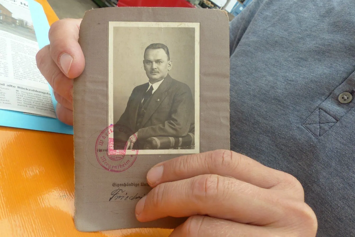 Die Urenkelin zeigt ein Führerscheinfoto ihres Urgroßvaters Friedrich Sauer. Die Mutter vermerkte auf der Rückseite, dass er zum Autofahren viel zu aufgeregt sei.