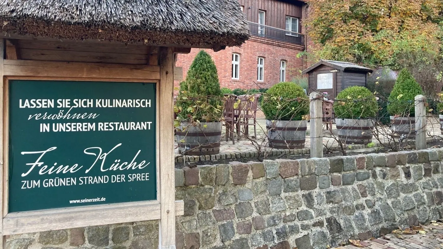 Eingang zum Restaurant „Feine Küche - zum grünen Strand der Spree“ in Schlepzig