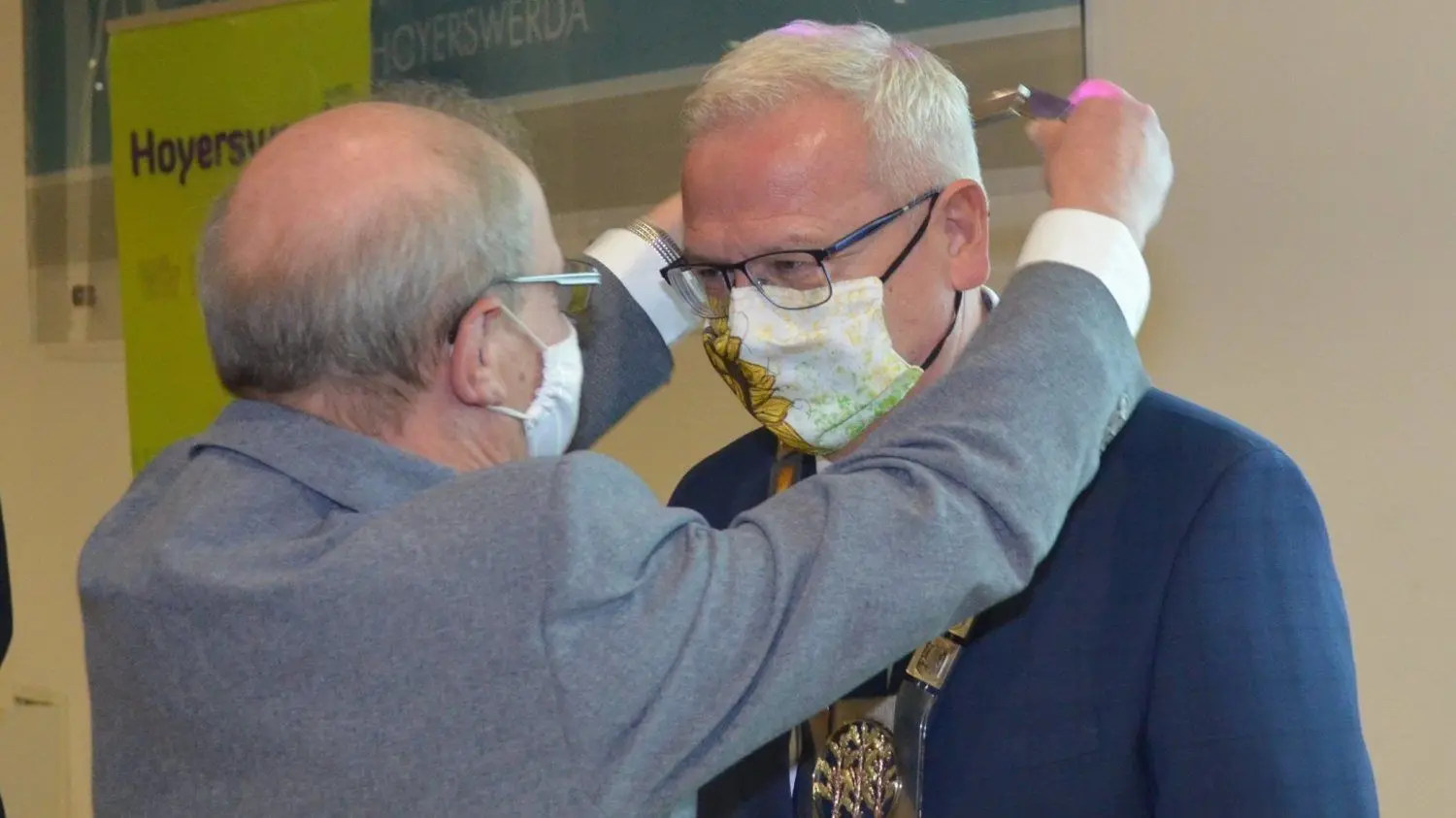 Torsten Ruban-Zeh (57) ist seit Montagabend (2.November) offiziell Oberbürgermeister in Hoyerswerda. Stadtrat Ralf Haenel (Linke) legt ihm die Bürgermeisterkette um.