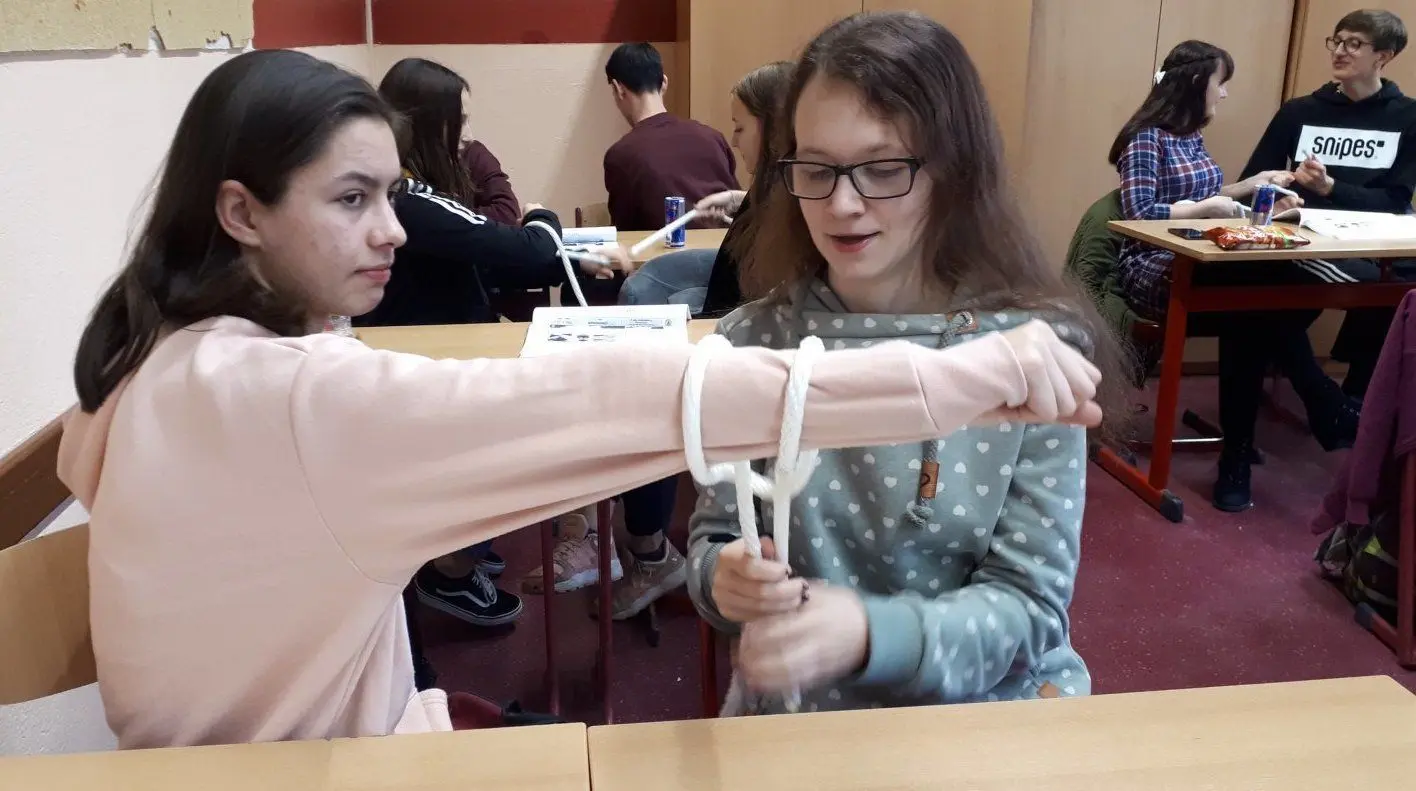 Im Rahmen der Ganztagsangebote in der Schliebener Oberschule nehmen derzeit mehr als 20 Jugendliche an der Ausbildung zum Truppmann bzw. zur Truppfrau teil. Zu der gehört auch, dass man lernt Knoten zu binden.