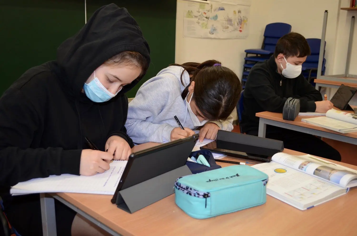 Rajana, Setarai und Khusain (v.li.) nutzen den digitalen Lern-und Arbeitsraum in der Gemeinschaftsunterkunft in Luckau. Er ermöglicht ihnen den digitalen Draht zur Schule.