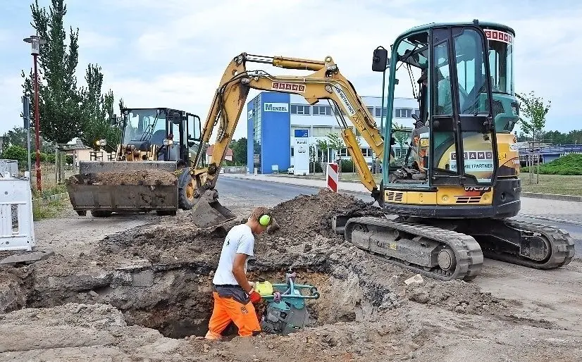 In der Weststraße in Elsterwerda wird an der Trinkwasserleitung gebaut.