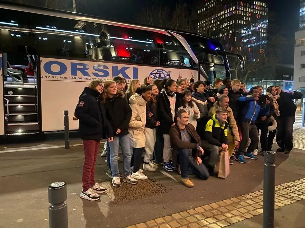 Der Bus aus Zielona Gora ist da, um die Schüler des Humboldt-Gymnasiums in Cottbus aus der Partnerstadt Montreuil abzuholen. Wegen des Bahnstreiks wurde die ursprünglich geplante Zugverbindung ersatzlos gestrichen.