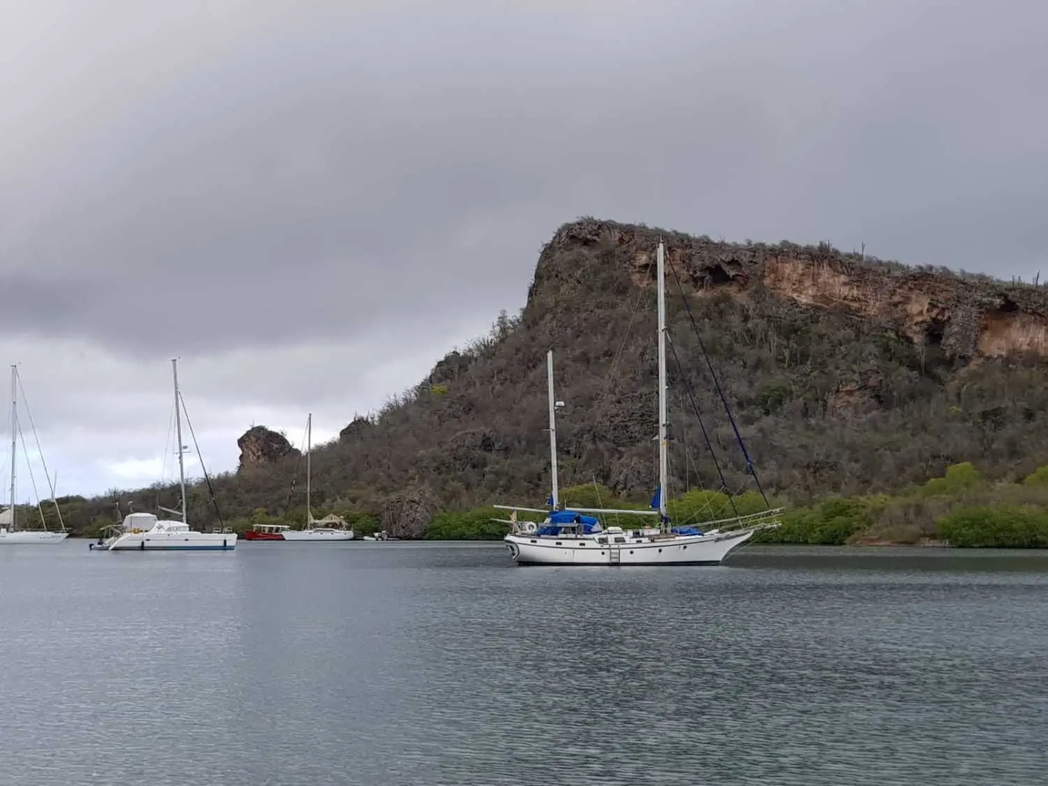 Die „Hambadoo“ (rechts) vor Anker während der zweiwöchigen Quarantäne in einer schön gelegenen ruhigen Bucht auf Curacao (Spanish Water - siehe Google Maps-Karte im Text).