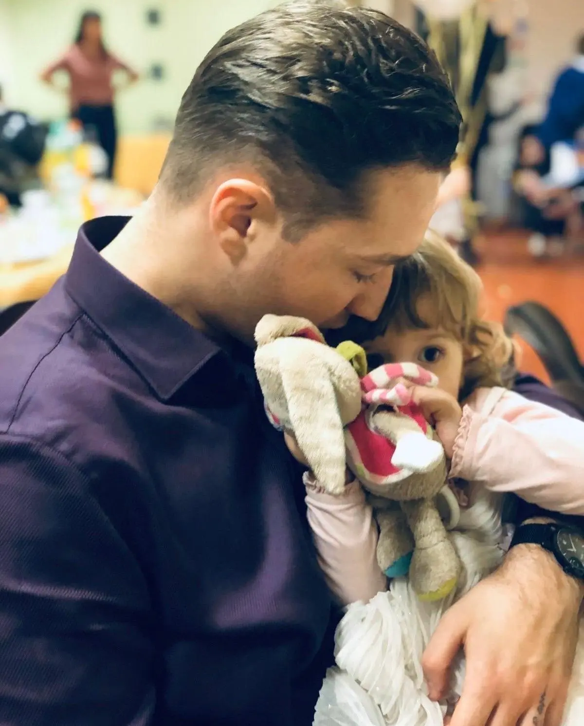 Sebastian Domel und seine Mila. Ab dem neuen Jahr geht das Mädchen in die Krippe. damit der Papa wieder stundenweise arbeiten kann. Das Leben geht weiter...