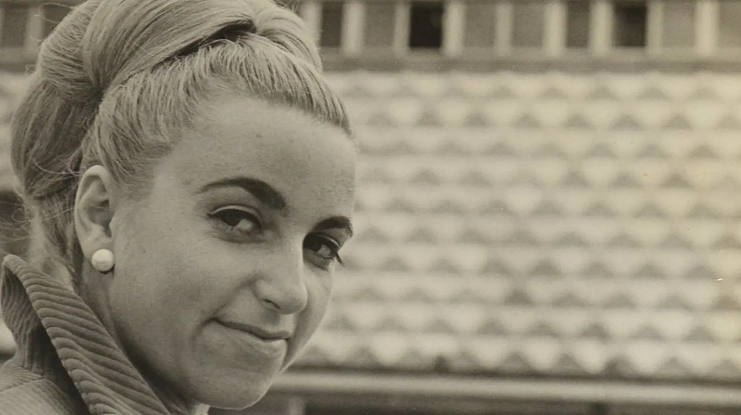 Barbara Zenker 1969 vor dem Centrum-Warenhaus in Hoyerswerda. Sie organisierte Modenschauen, die auch über die Lausitz hinaus gezeigt wurden. Ihre Blaudruck-Kollektion kommt nach ihrem Tod als Dauerleihgabe ins Heimatmuseum Dissen.