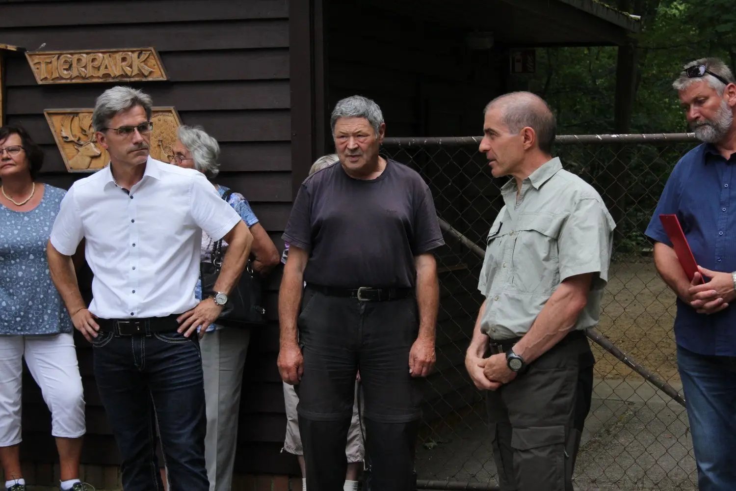 Finsterwaldes Bürgermeister Jörg Gampe (l.) und Uwe Lewandowski (3.v.l.) eröffnen im August eine Ortsbegehung