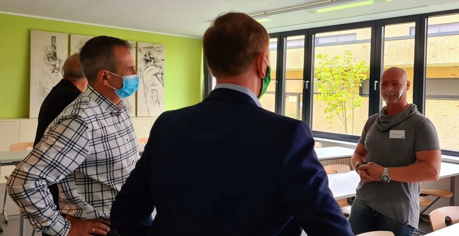 Jörg Tausch arbeitet als Kunstlehrer an der Oberschule und bringt die besten Voraussetzungen dafür mit. Er hat Stuckateur gelernt, Grafik studiert. Kunstwerke von ihm zieren zum Beispiel Fassadenteile vom Sorbischen Kulturzentrum Schleife, bereichern Ausst