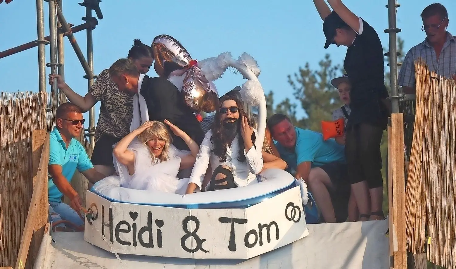 Gleich wird es nass: Selbst Heidi Klum und Tom Kaulitz haben es sich nicht nehmen lassen, sich im Skerbersdorfer Bad zu erfrischen. Die Doubles sahen auf jeden Fall ziemlich echt aus. Autogramme von Beiden gab es auch.