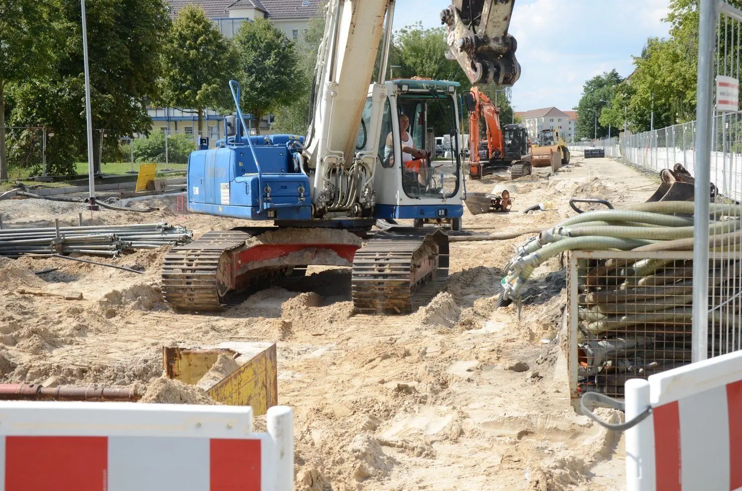 In der Robert-Koch-Straße in Lübbenau ist die Regenwasserleitung auf halber Strecke bereits eingebaut und auf einer Seite der Gehweg angelegt worden. Nach einer Winterpause wird im nächsten Jahr der zweite Abschnitt bis zum Ärztehaus MZL gebaut.