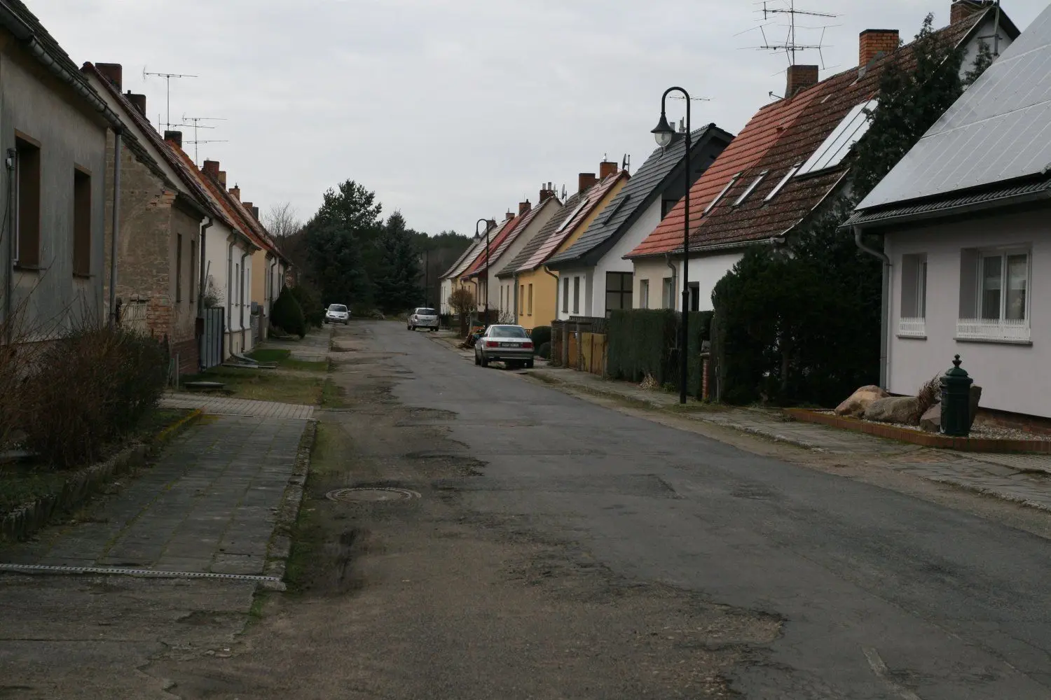 Die Friedrich-Ebert-Straße in Lieberose ist im Februar 2020 in einem schlechten Zustand. Die Anwohner drängen seit Jahren auf eine Verbesserung.