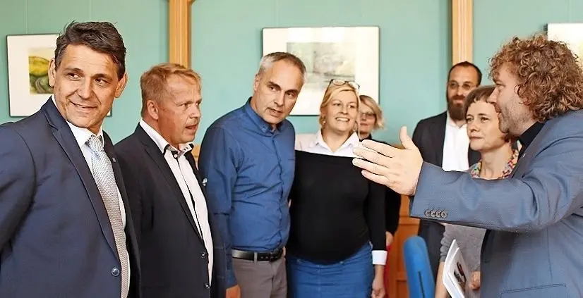 Die Delegation aus Tschechien wird von OB Torsten Pötzsch sowie der Leiterin des Glasmuseums Christine Lehmann (r.) begrüßt. Dabei sind Pavel Kopriva, Leiter der Glasfachschule, der Bürgermeister von Kamenicky Senov, Frantisek Kucera, Übersetzer Jan Hanzl und Projektleiterin Jana Panacková. ⇥
