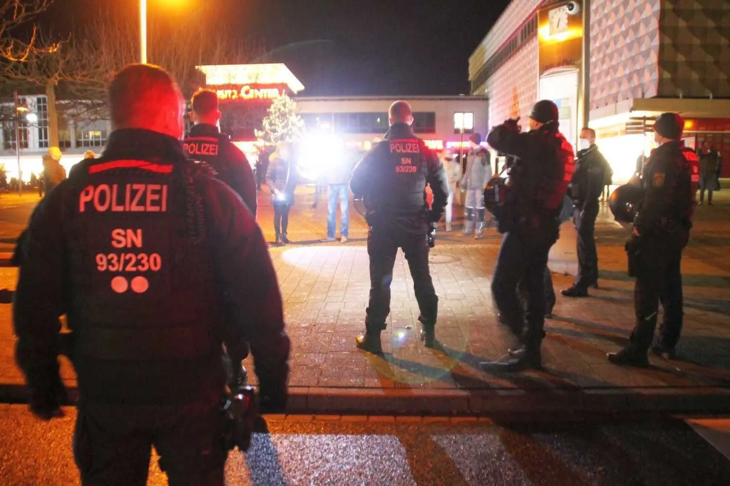 Die Polizei und Teilnehmer des Corona-Spaziergangs durch die Hoyerswerdaer Neustadt stehen sich auf dem Lausitzer Platz gegenüber.