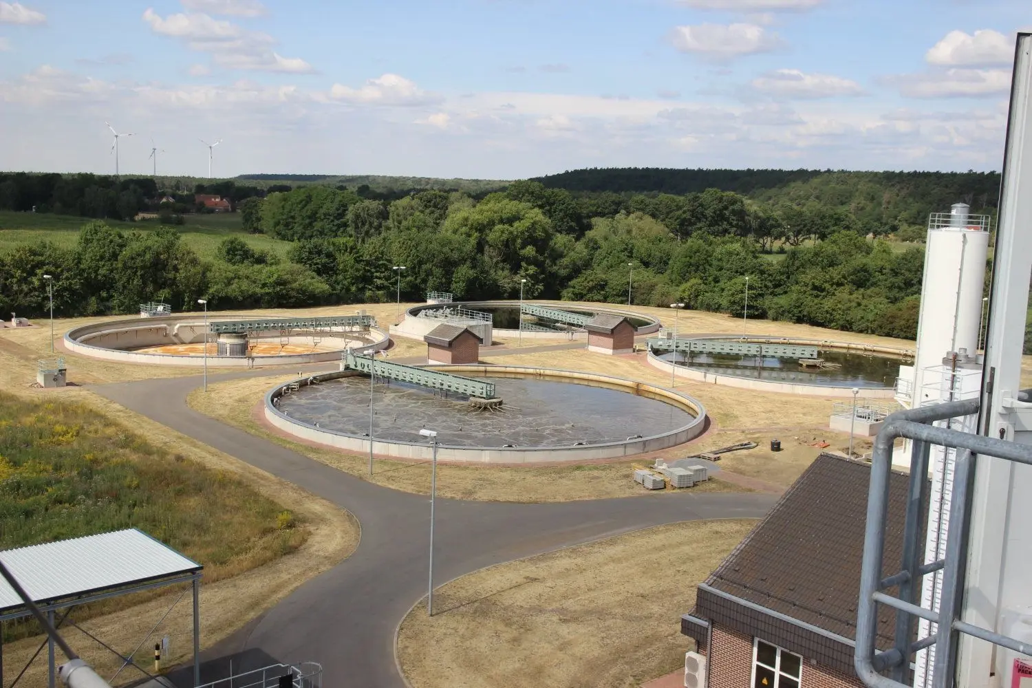Blick vom rund 17 Meter hohen Faulturm auf die Klärbecken der biologischen Wasserreinigung.