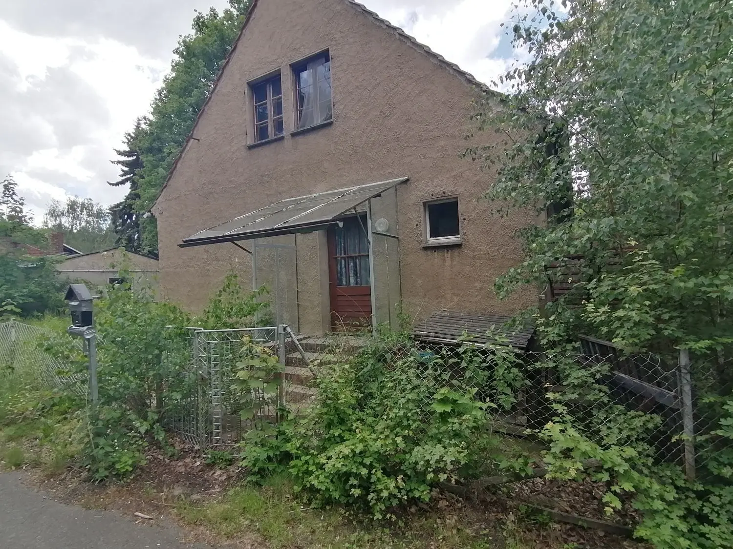 Ein stark sanierungsbedürftiges Wohnhaus in der Siedlung.