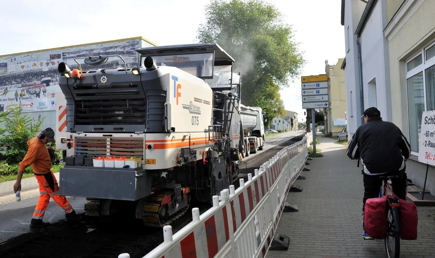Die Berliner Straße in Weißwasser erhält eine neue Deckschicht. Dafür ist diese seit Wochen gesperrt.