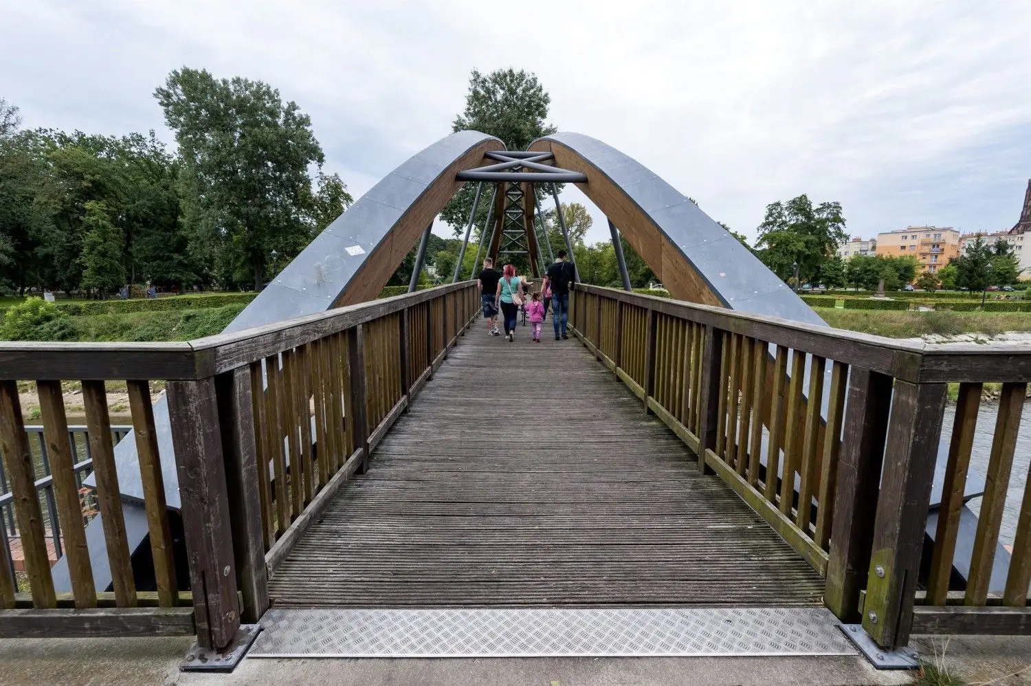 Die Neißebrücke verbindet die Innenstädte von Guben und Gubin. Seit Anfang Juni ist die Grenze in Richtung Polen und Deutschland wieder offen. In Slubice ist der Basar allerdings wegen Corona-Fällen dichtgemacht worden. Die Sorge entlang der Grenze zu Spree-Neiße scheint allerdings klein.