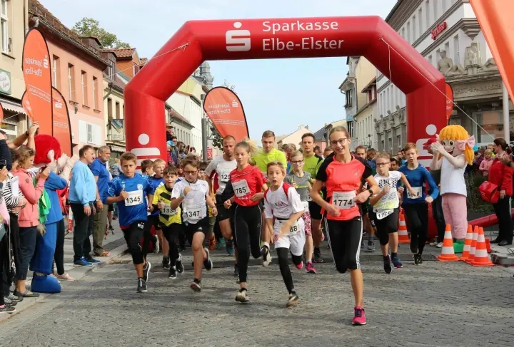 Mark Ockert aus Finsterwalde isst auch mal Grillhaxe vor dem Marathon