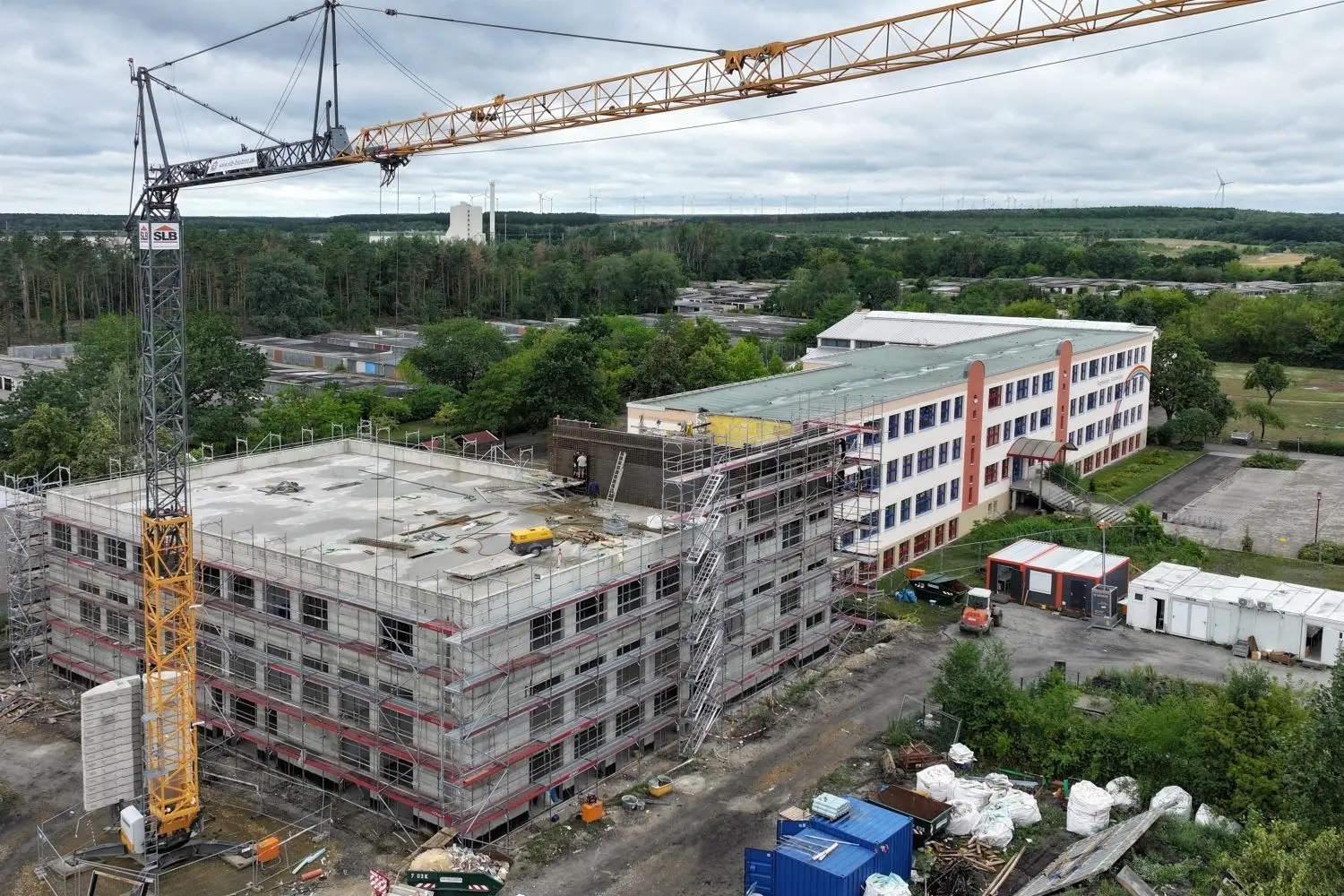 Die Baustelle an der Regenbogen-Grundschule: Der Kran ist mittlerweile wieder abgebaut. Mehr als 14 Millionen Euro kostet diese Investition.