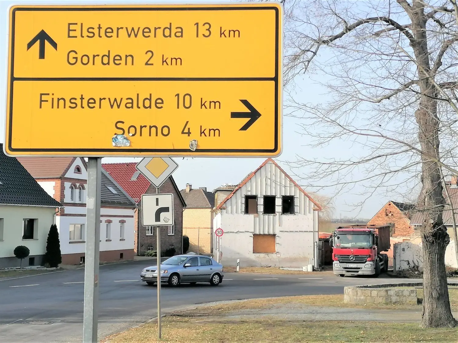 Die grundhafte Erneuerung des innerörtlichen Abschnittes der Landesstraße 62 in Staupitz in Richtung Sorno und Finsterwalde soll in diesem Jahr beginnen. Ein Termin ist noch nicht bekannt.