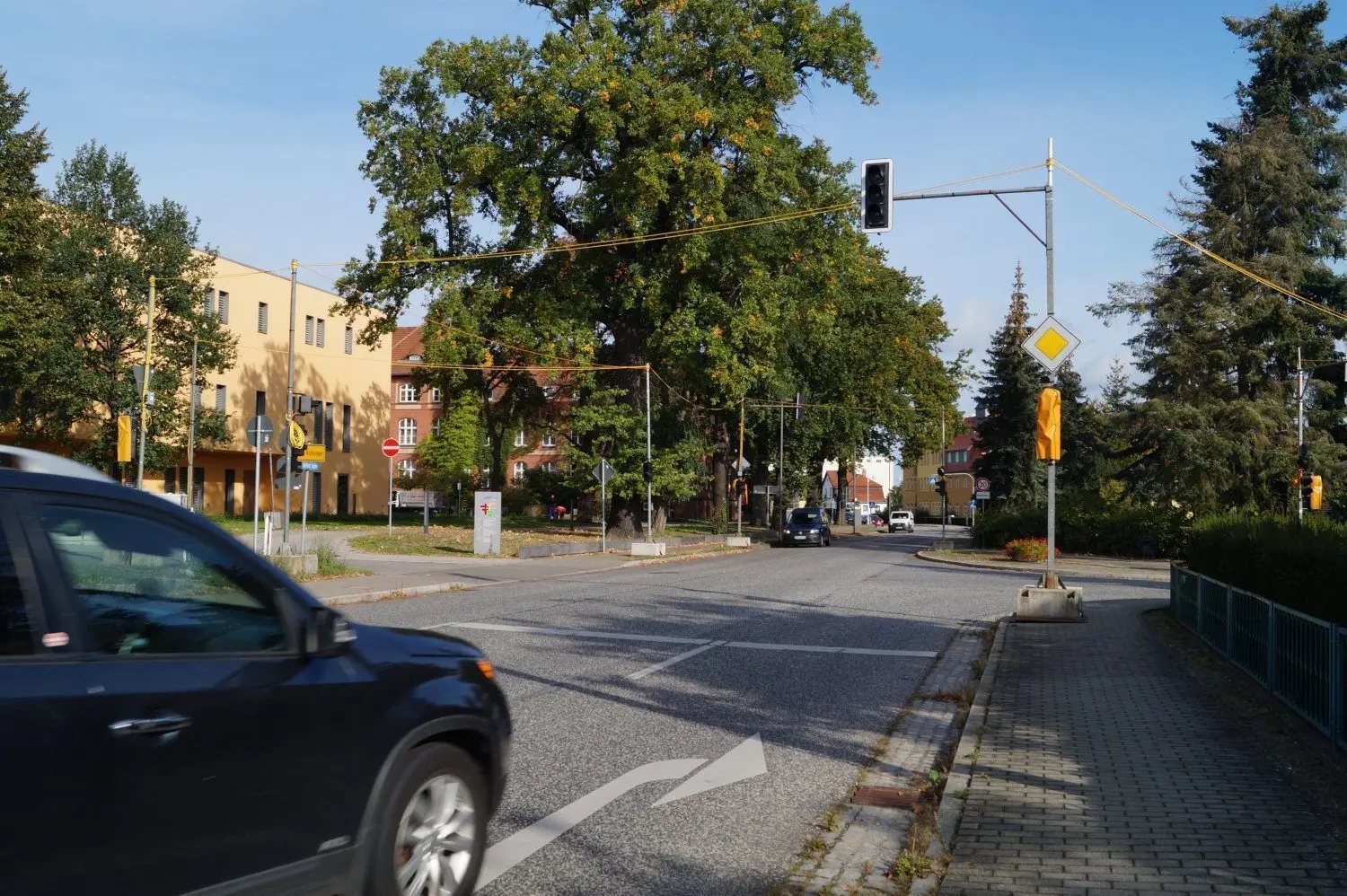 Provisorische Ampeln werden ab Montag den Verkehr in der Berliner Straße regeln. Wegen der Vollsperrung der B87 werden zu Stoßzeiten rund 4000 Fahrzeuge mehr erwartet.