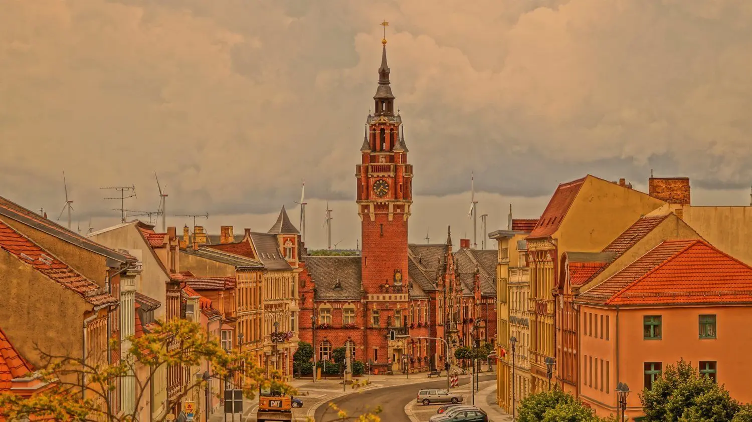 Fotografiert oder gemalt? Harald Schenke hat diese Aufnahme des Dahmer Rathausturms als Hochkontrast- bzw. HDR-Bild geschossen. Heute experimentiert er auch gern mit unterschiedlichen Kameramodi, Verschluss- und Belichtungszeiten.
