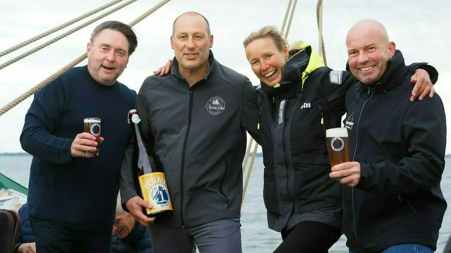 Brauhaus-Chef Uwe Oppitz (links) und Finsterwaldes Braumeister Markus Klosterhoff (rechts) haben mit ihrem Bier die Ostseeküste samt Meer erobert. Das Foto beweist: Kapitänin Jane Bothe und ihren Mann Detlef freut's. Aber wie kam es dazu?
