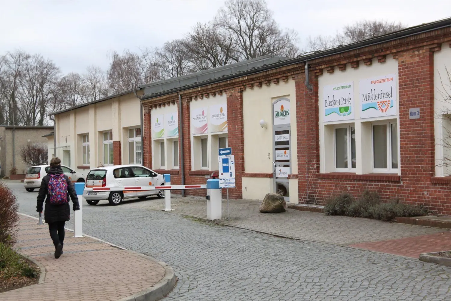 Tatort ambulanter Pflegedienst Medicus in der Ewald-Haase-Straße: Der Beschuldigte soll hier einen Gesamtschaden von mehreren zehntausend Euro verursacht haben. Beim ersten Einbruch im Januar 2018 soll er Fahrzeugschlüssel und -papiere entwendet haben, im Oktober 2018 dann die dazugehörigen Fahrzeuge.