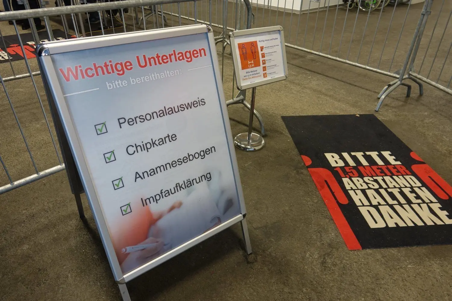 Sind alle Unterlagen dabei? Personalausweis, Chipkarte, der ausgefüllt Annahmebogen und die Impfaufklärung sollte jeder zum Termin mitbringen.